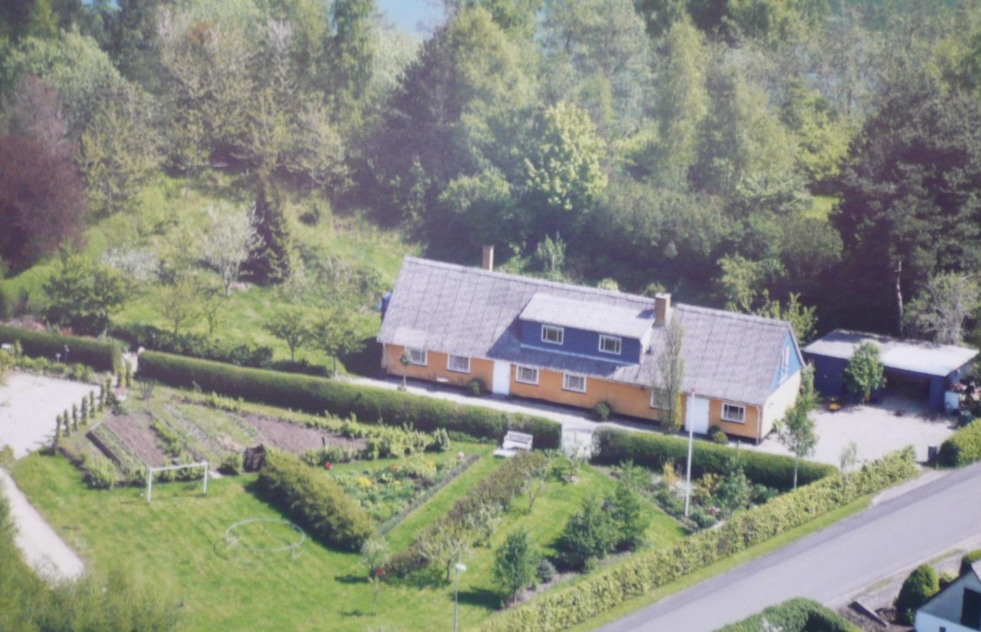 Haverefugiets hus og have set ovenfra i originalartiklen fra 2015